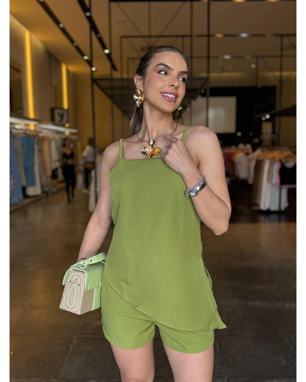Conjunto Short Alfaiataria e Blusa Assimétrica